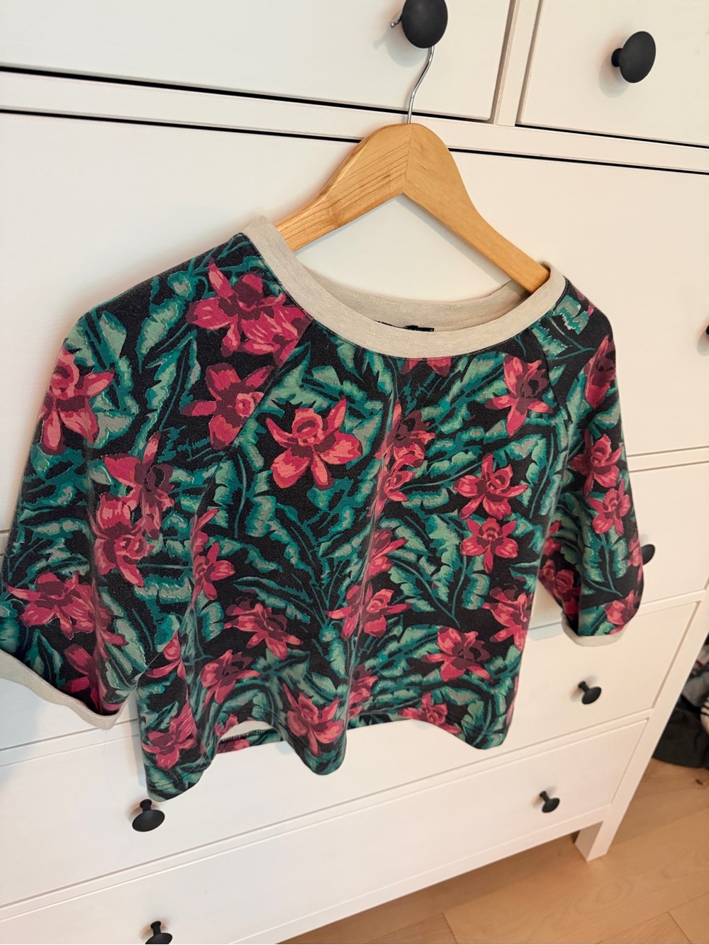 MinkPink Floral 3/4 Sleeve Cropped Sweatshirt Top in Dark Green and Pink